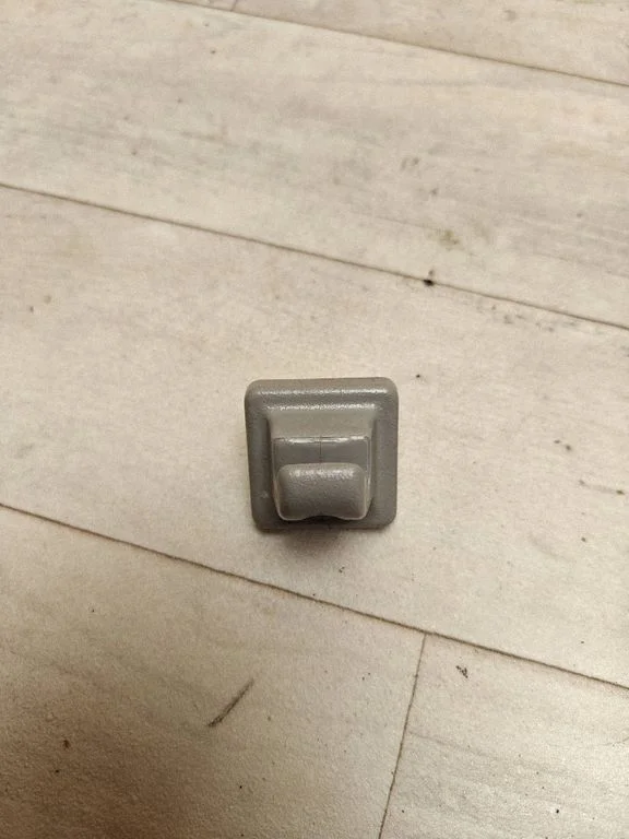 Sun visor clip/hook/bracket E6DB5404132AWC