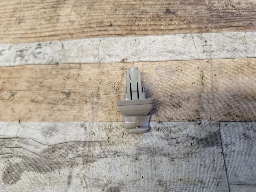 Sun visor clip/hook/bracket – front left