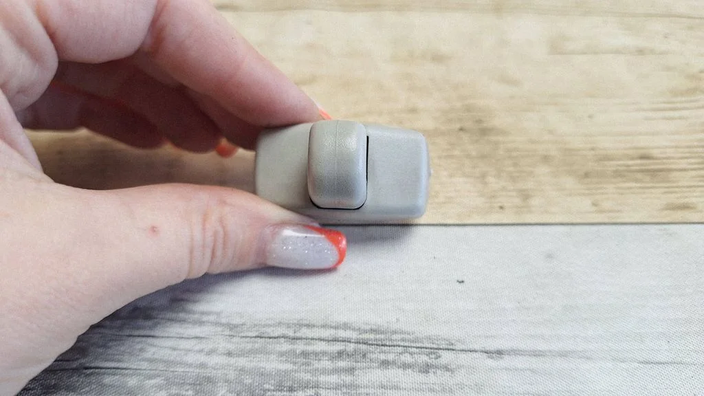 Päikesesirmi kinnitusklamber 3B0857561B