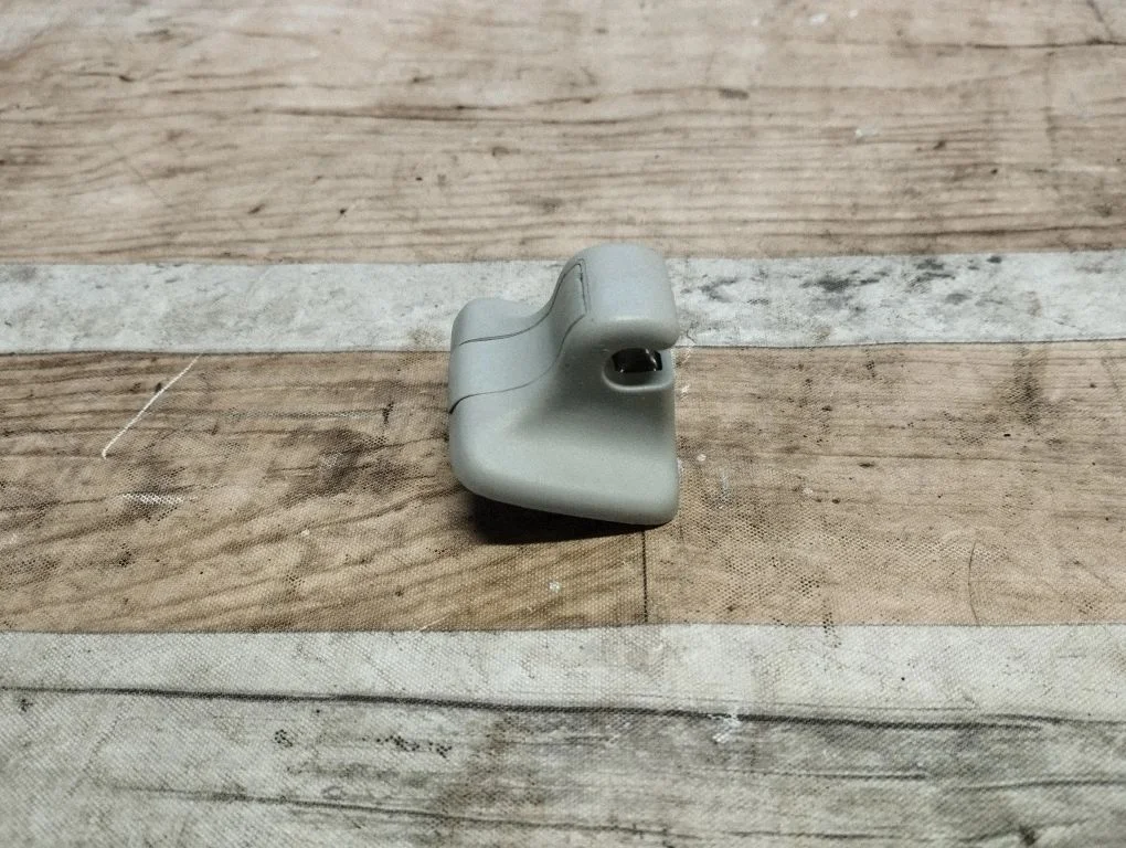 Sun visor clip/hook/bracket 1K0857561B