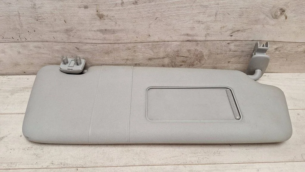 Sun visor – front right