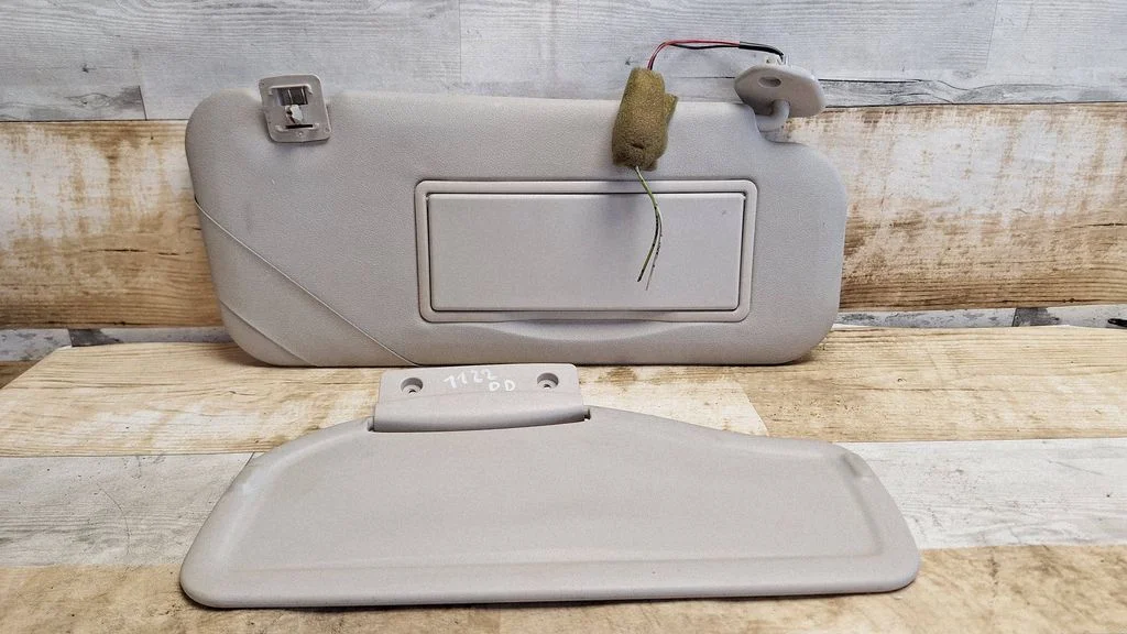 Sun visor – right