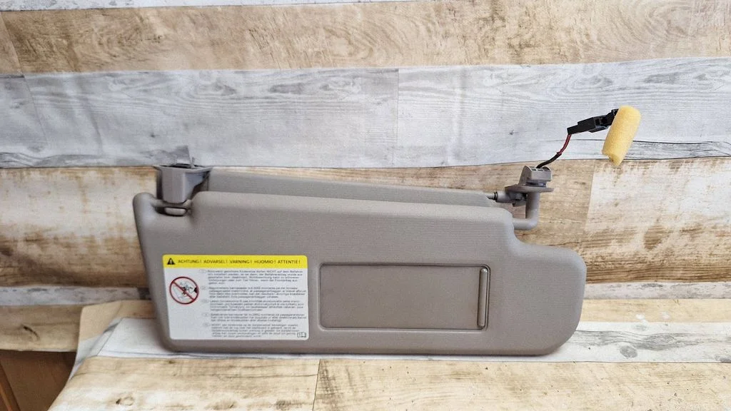 Sun visor – right