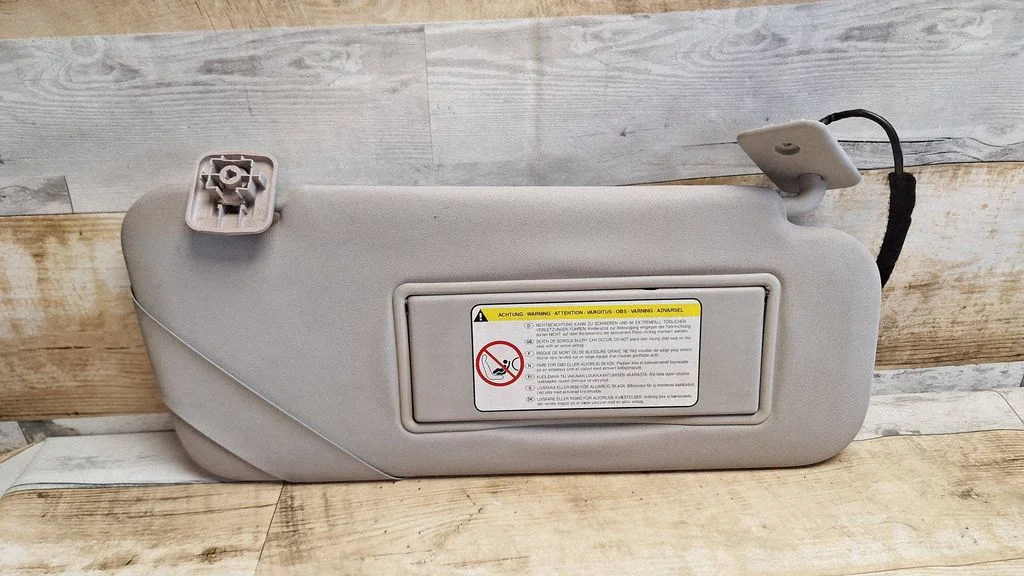 Sun visor – right