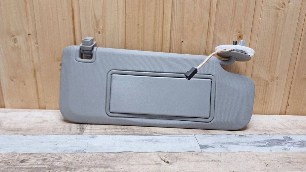 Sun visor – right