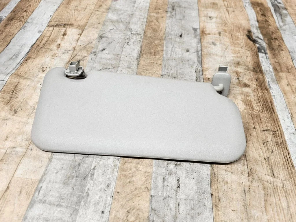 Sun visor – front right