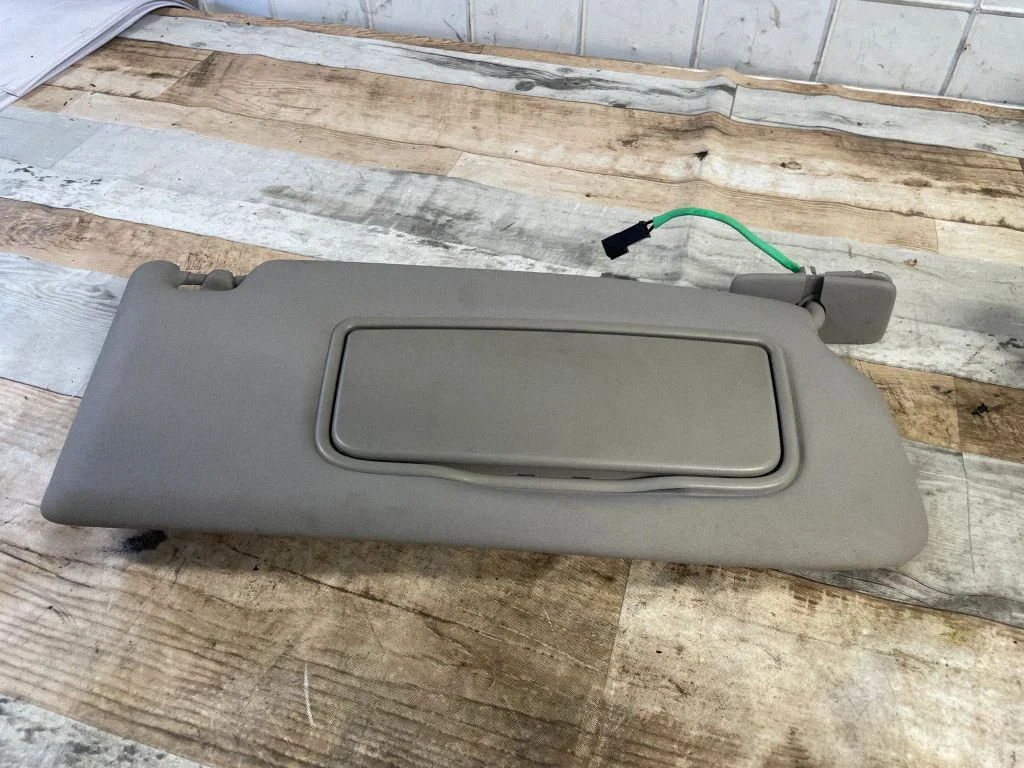 Sun visor – right