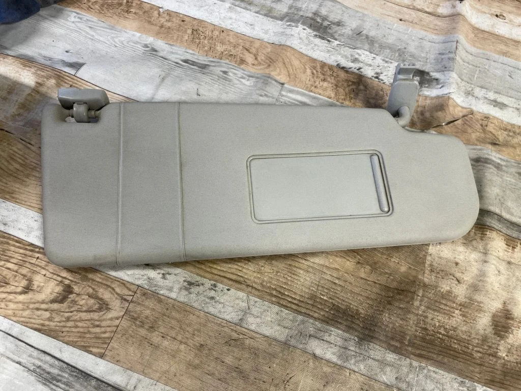 Sun visor – right