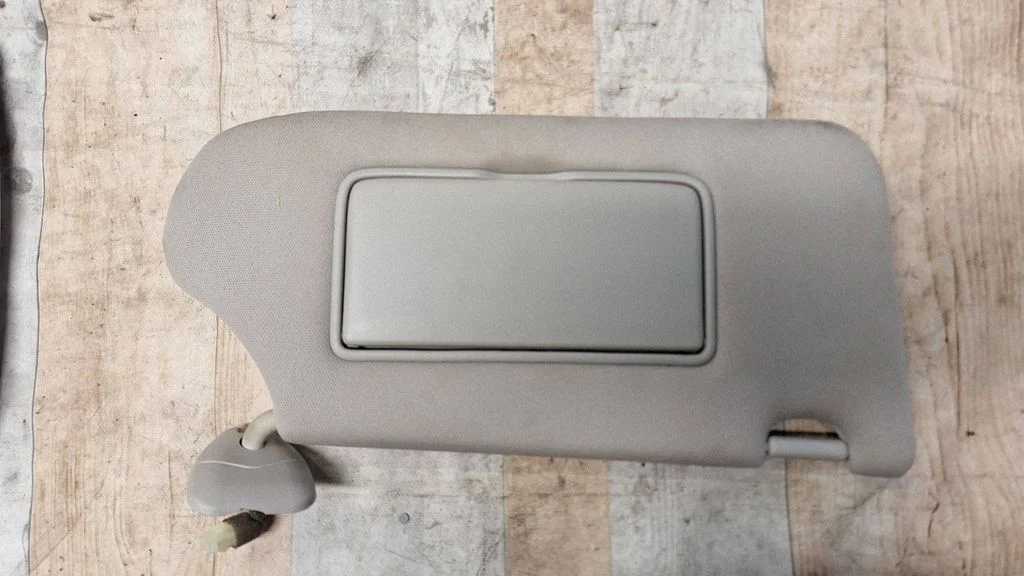 Sun visor – right