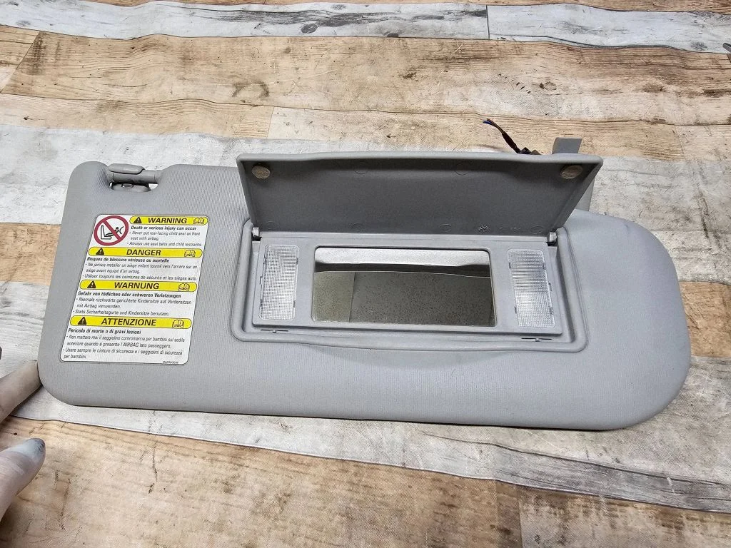 Sun visor – front right