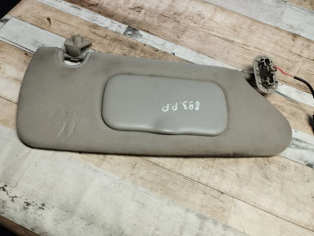 Sun visor – right