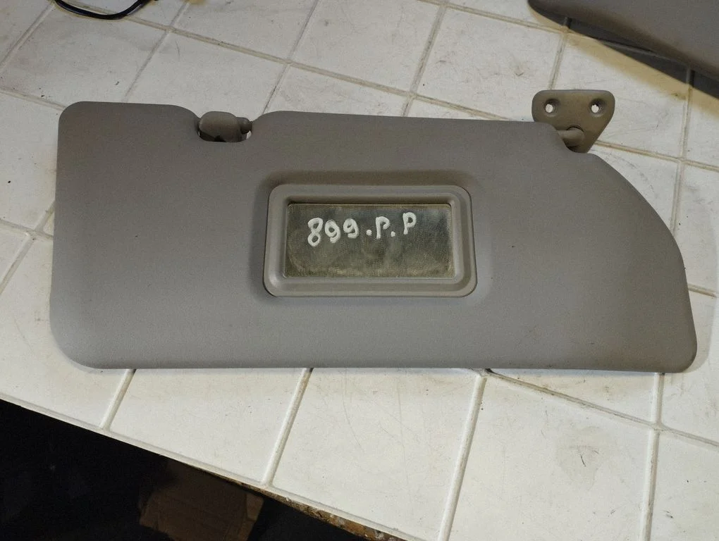 Sun visor – right