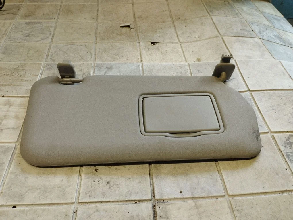 Sun visor – front right