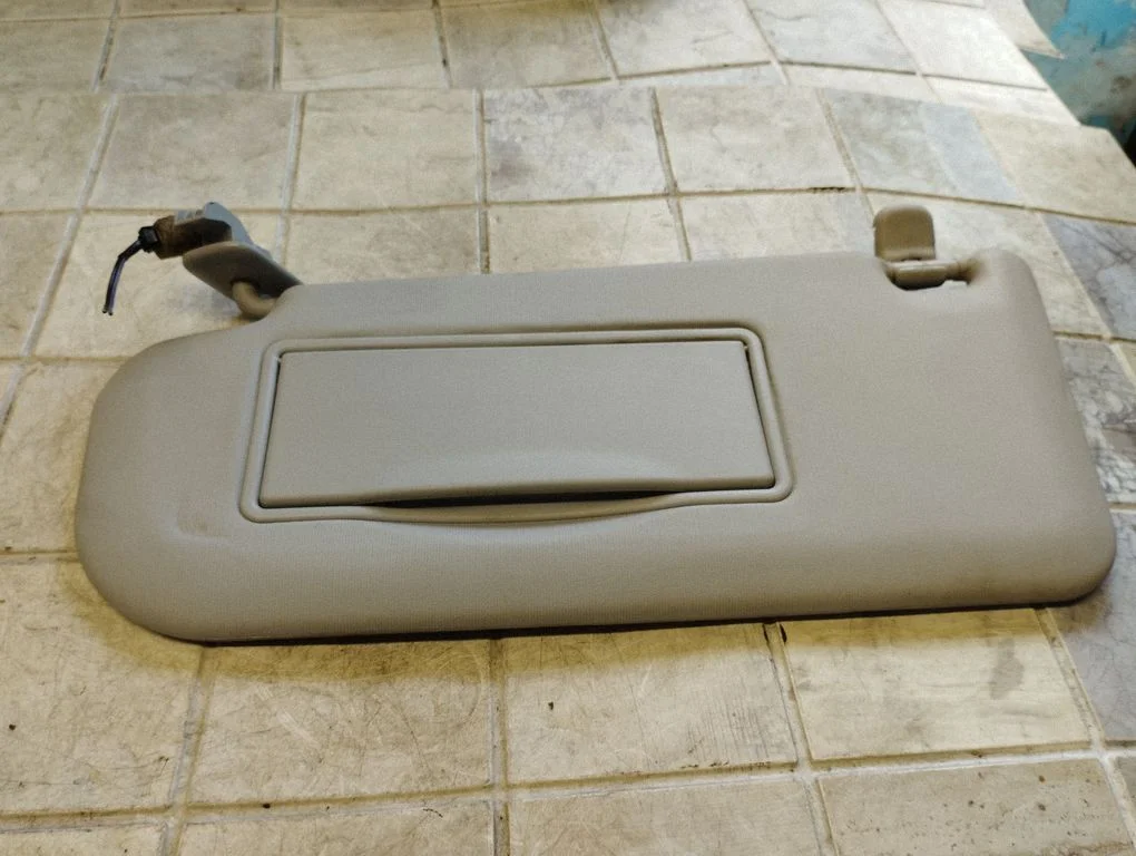 Sun visor – front left
