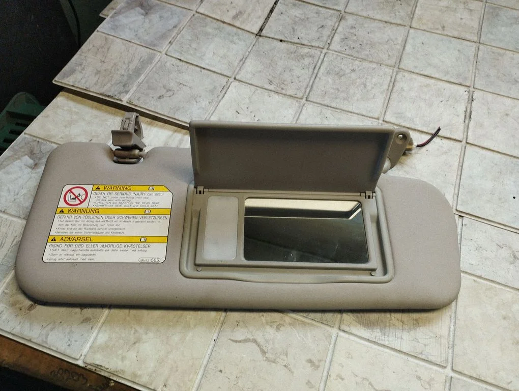 Sun visor – right