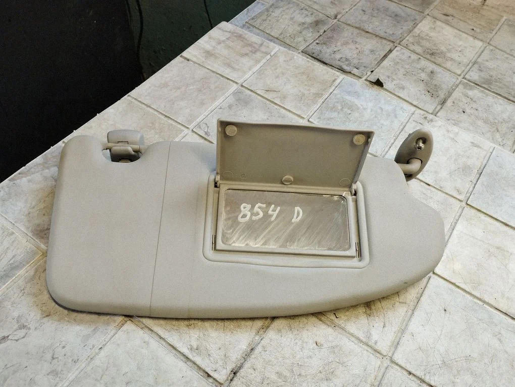Sun visor – right