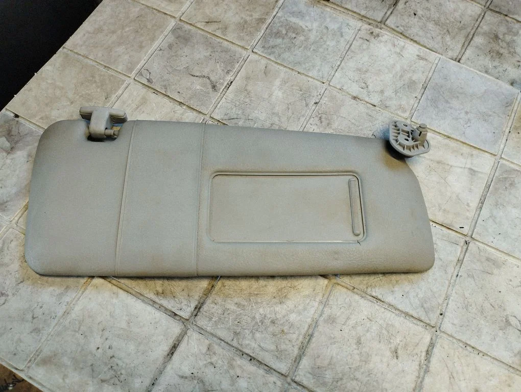 Sun visor – right