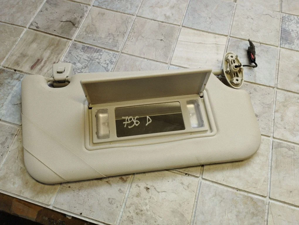 Sun visor – right