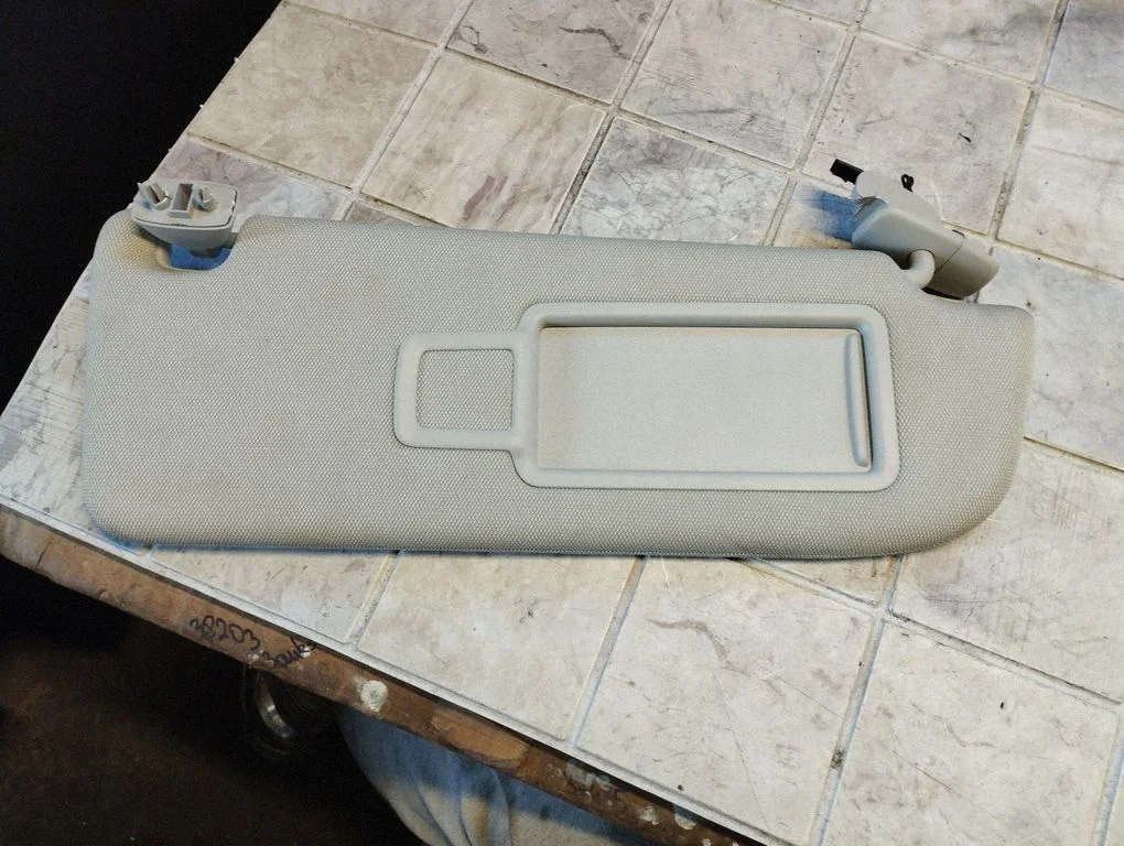 Sun visor – right