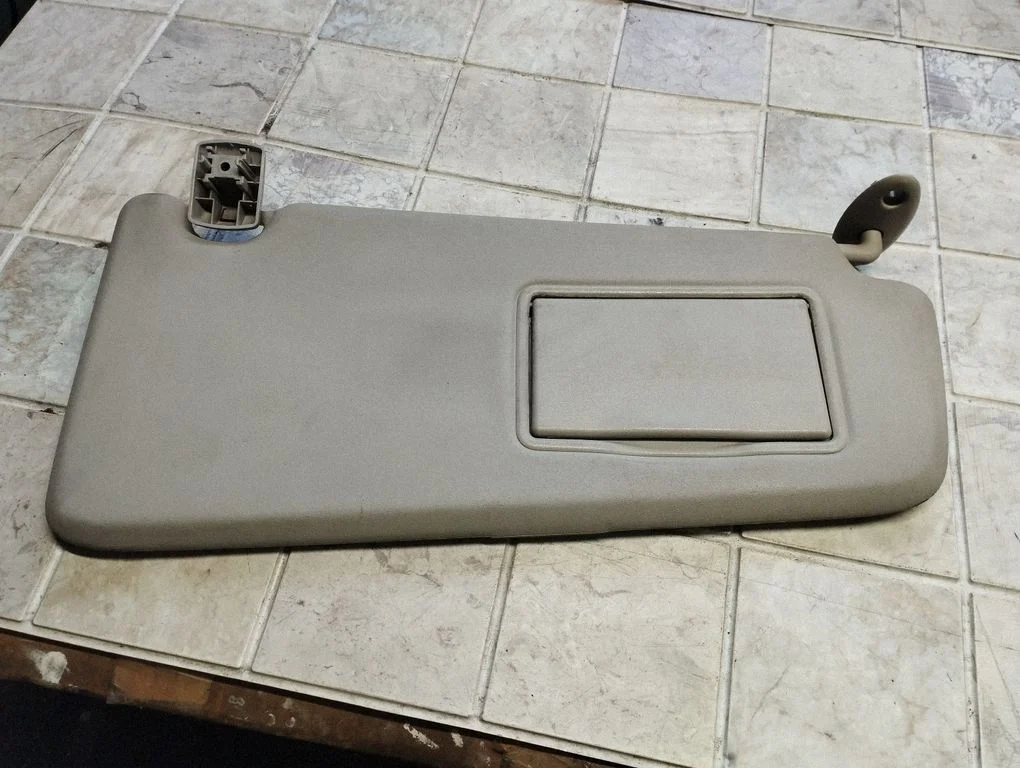 Sun visor – right