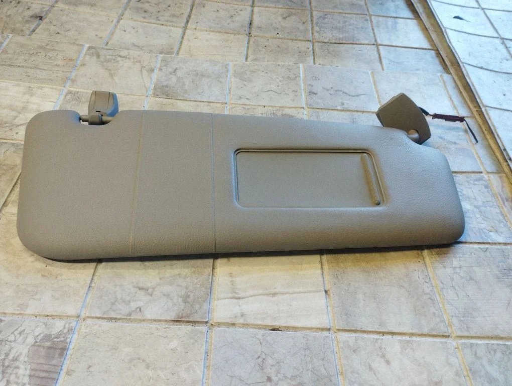 Sun visor – right