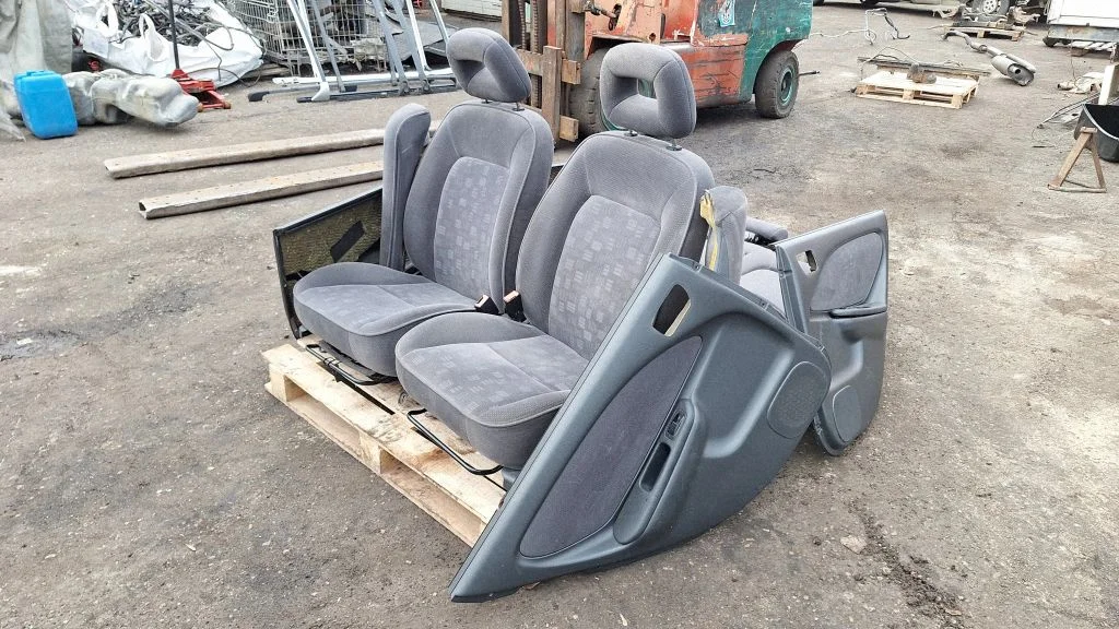 Seat and door cards trim set – Toyota Avensis T220 (2000-2003)