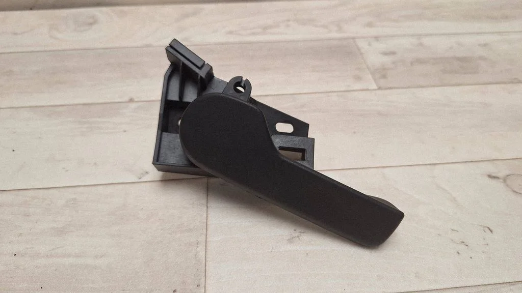 Engine bonnet (hood) release handle – Volkswagen Passat B5.5 (2001-2005)