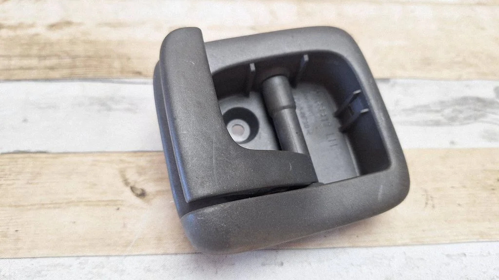Engine bonnet (hood) release handle – Volvo S80 (1999-2003)