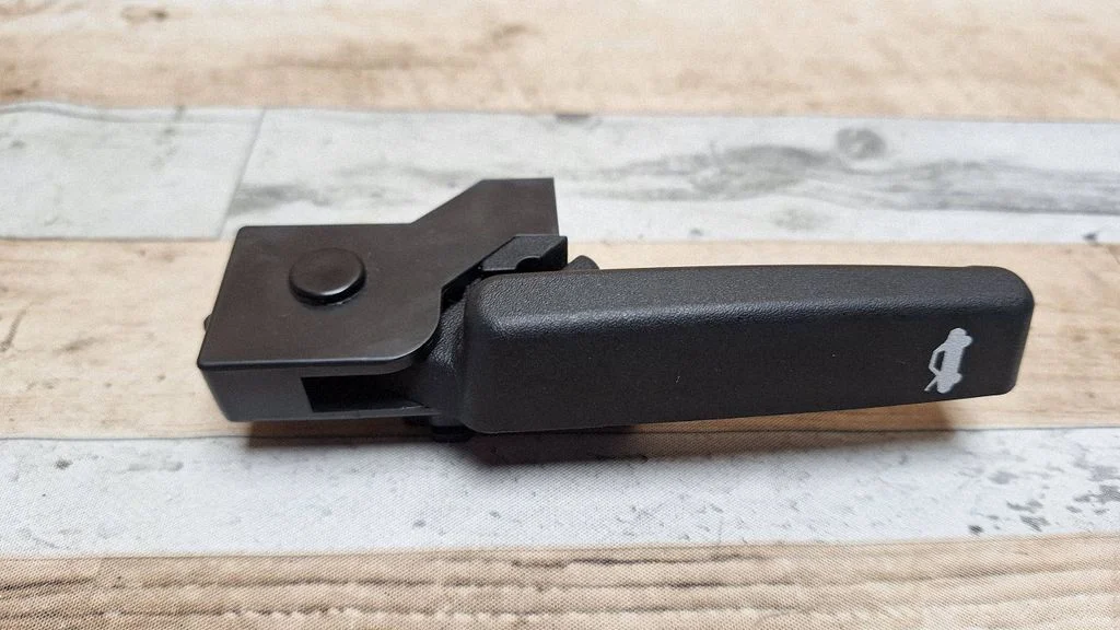 Engine bonnet (hood) release handle
