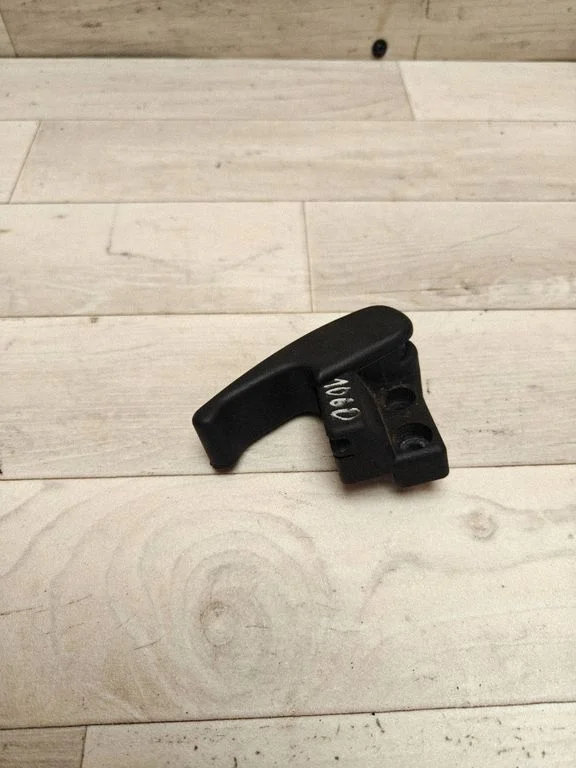 Engine bonnet (hood) release handle 1H1823533