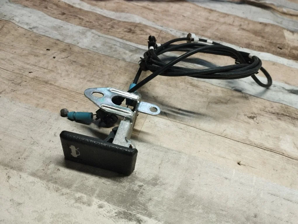 Engine bonnet (hood) release handle