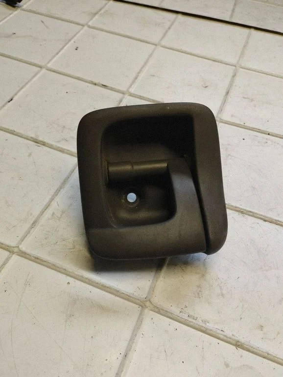 Engine bonnet (hood) release handle – Volvo S60 (2001-2004)