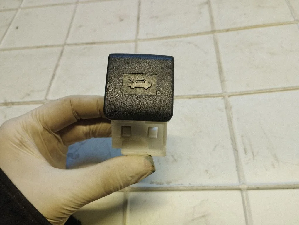 Engine bonnet (hood) release handle – Toyota Corolla Verso AR10 (2004-2009)