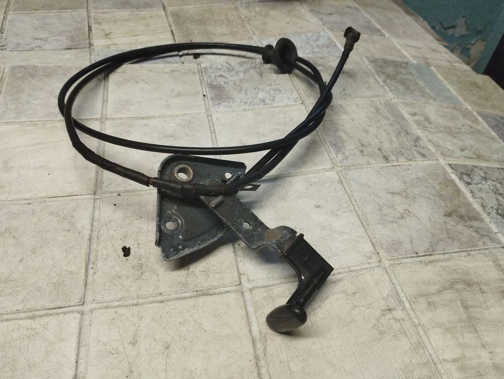 Engine bonnet (hood) release handle