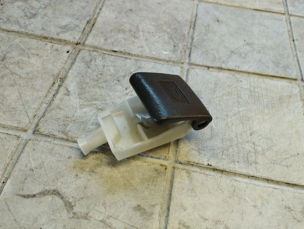 Engine bonnet (hood) release handle – Toyota Corolla Verso E121 (2001-2004)