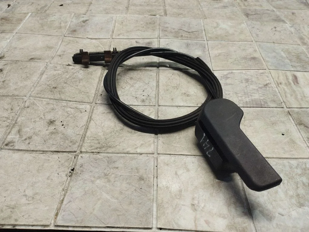 Engine bonnet (hood) release handle – Seat Altea XL (2004-2015)