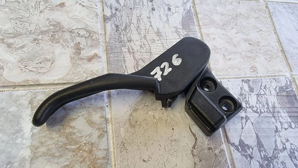 Motora pārsega atvēršanas rokturis 3B1823533