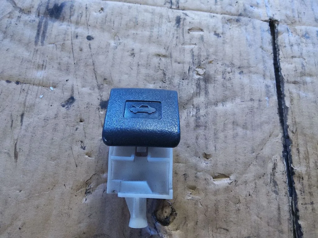 Engine bonnet (hood) release handle – Toyota Corolla Verso E121 (2001-2004)