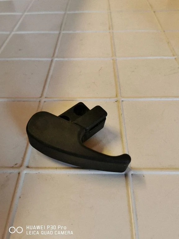 Engine bonnet (hood) release handle 1H1823533