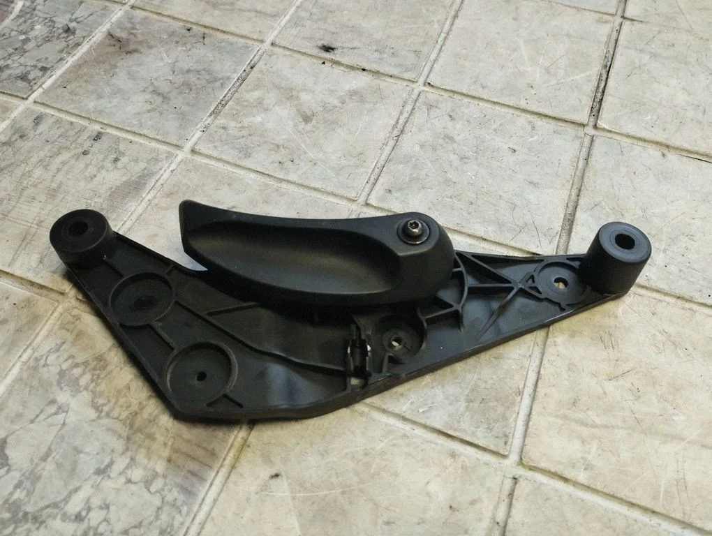 Mootorikapoti avamiskäepide – BMW 7-seeria F01 F02 F03 F04 (2008-2016)
