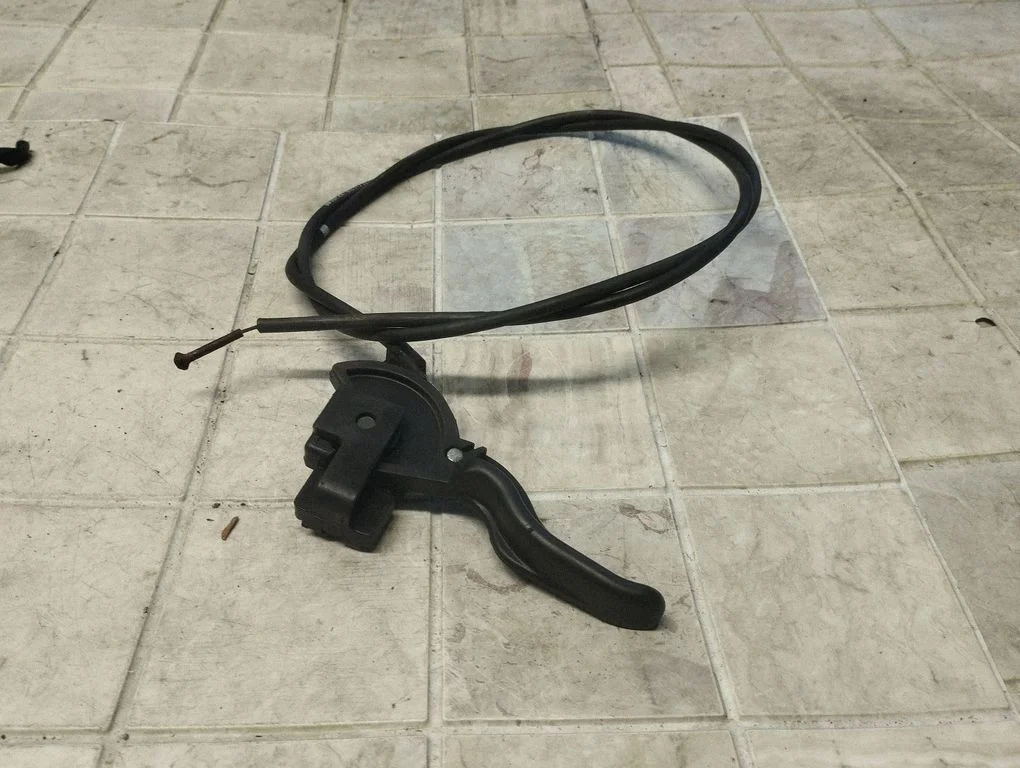 Engine bonnet (hood) release handle 13128233