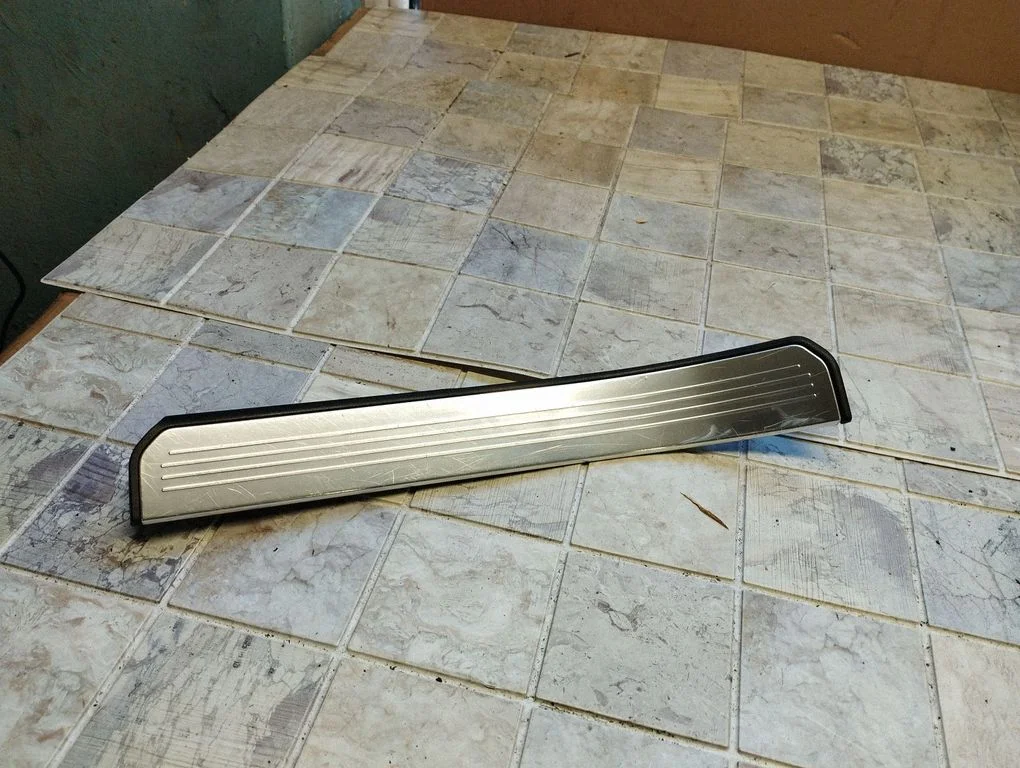 Rear sill trim cover A2216800535