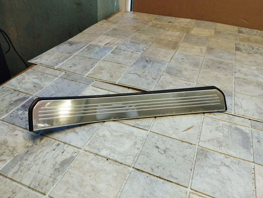 Rear sill trim cover A2216800635