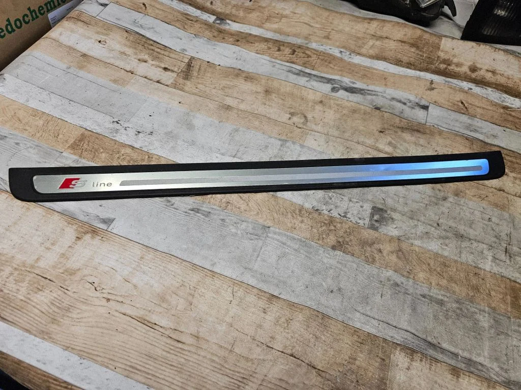 Front sill trim cover 8T0853374