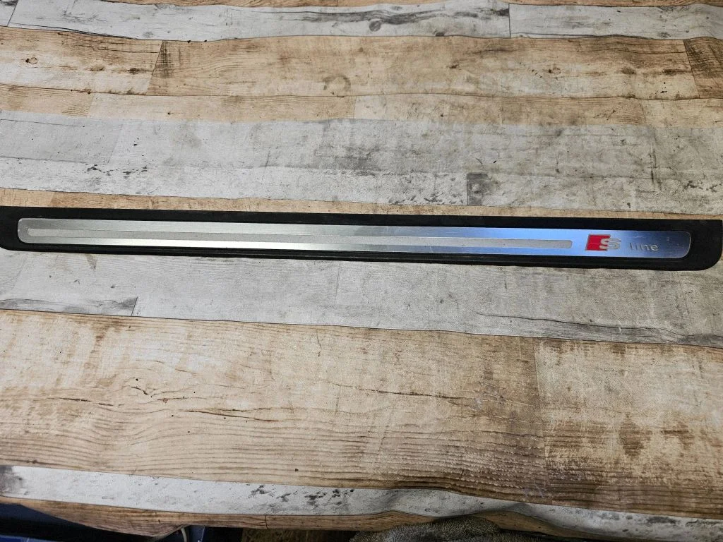 Front sill trim cover 8T0853373