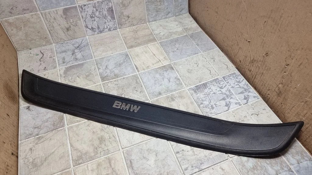 Front sill trim cover 7318567