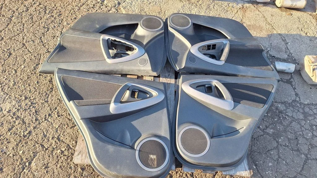 Uste siseviimistluse komplekt – Toyota RAV 4 (XA30) (2006-2016)