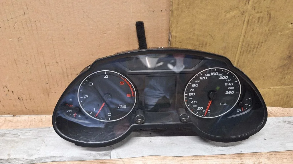 Speedometer (instrument cluster) 8R0920900Q