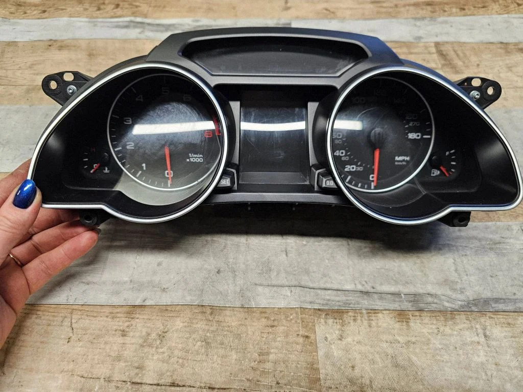 Speedometer (instrument cluster) 8T0920981D