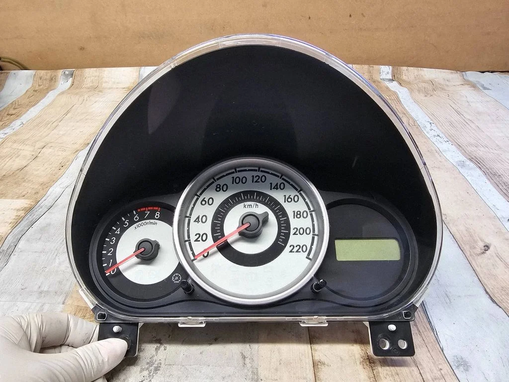 Speedometer (instrument cluster) D01J55430